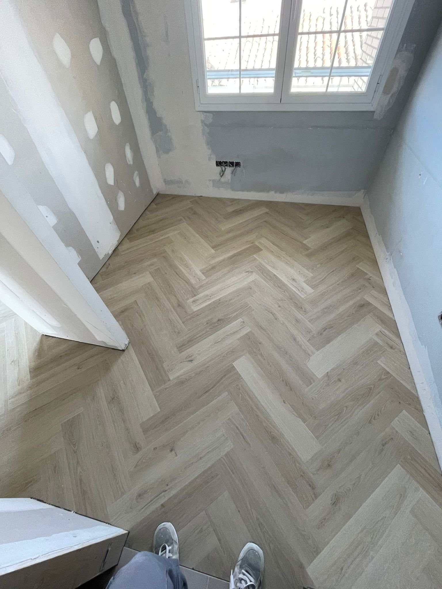 Baño con revestimiento efecto mármol