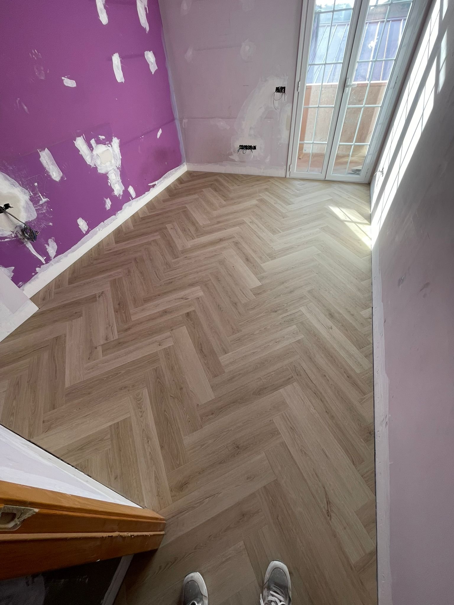 Suelo porcelánico imitación madera en salón